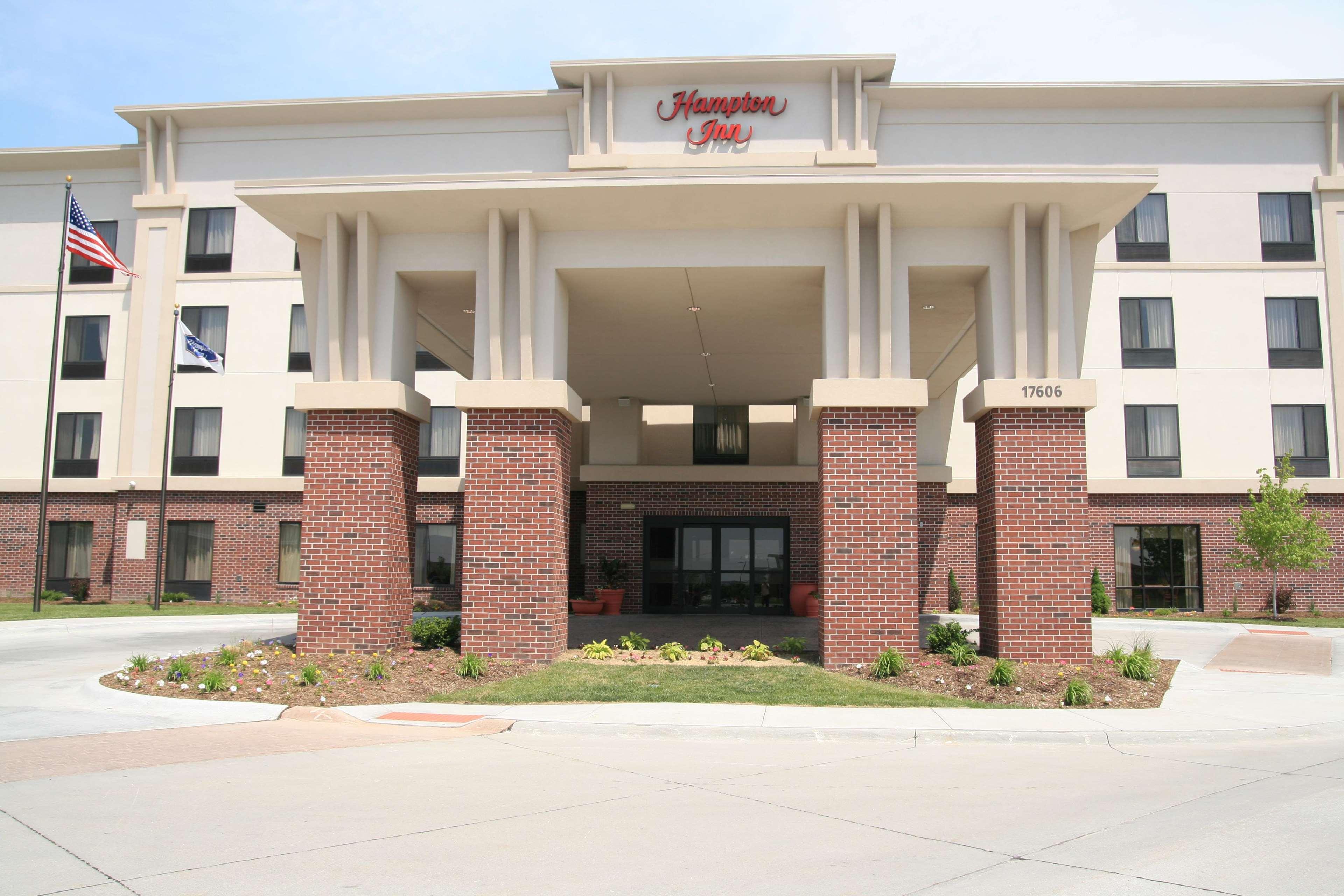 Newly Renovated Hampton Inn Omaha West Lakeside Exteriör bild