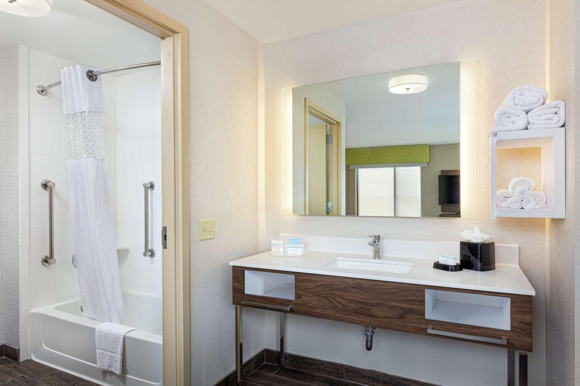 Newly Renovated Hampton Inn Omaha West Lakeside Exteriör bild