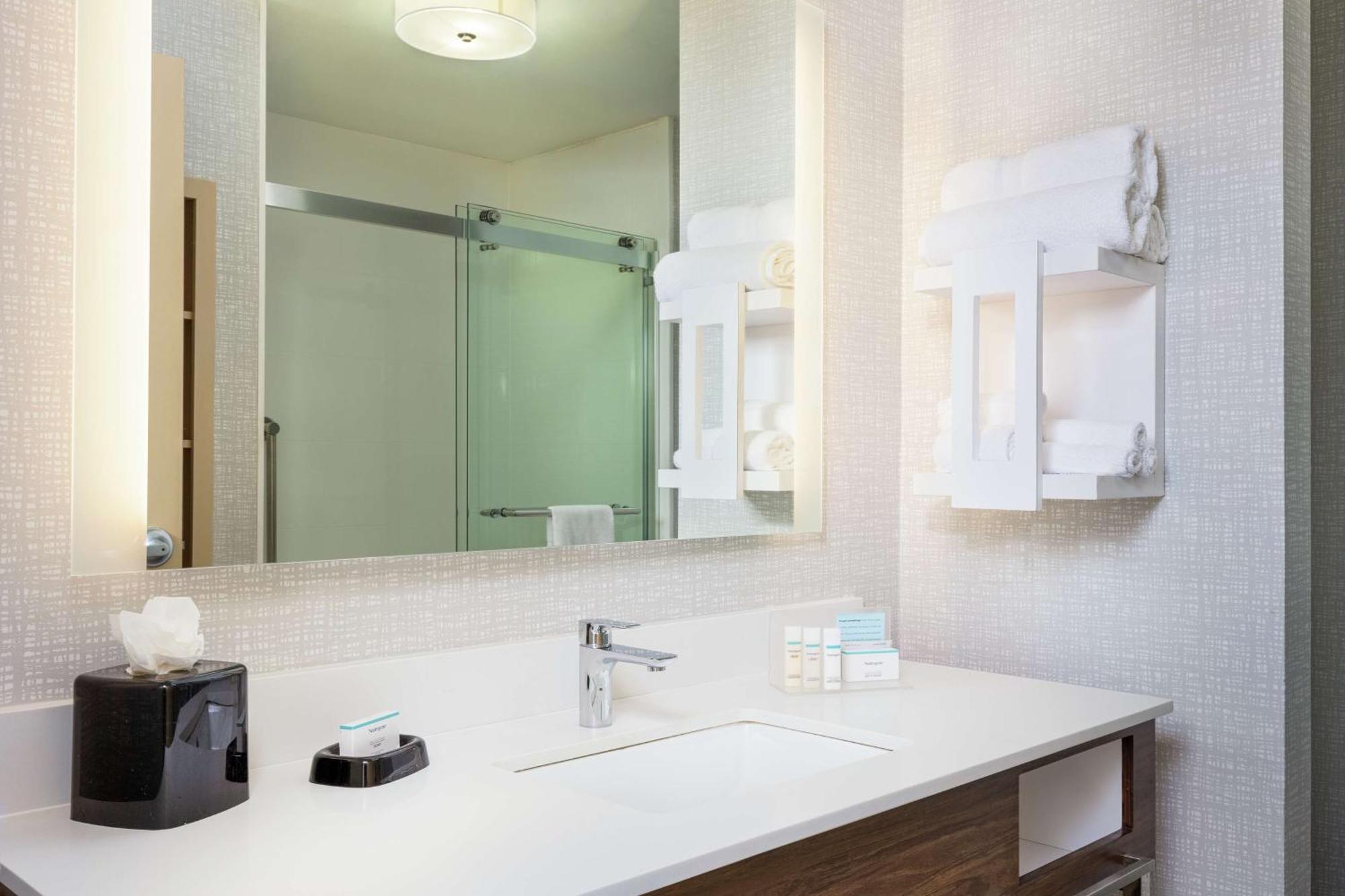 Newly Renovated Hampton Inn Omaha West Lakeside Exteriör bild